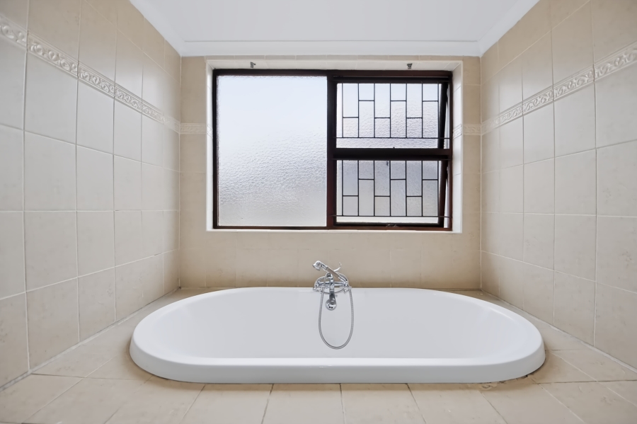 4 Bedroom Property for Sale in Oakdale Western Cape